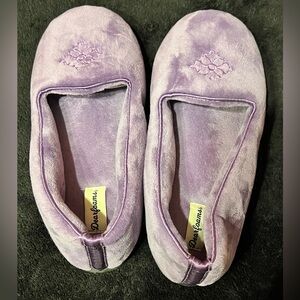 NWOT Dearfoams Woman’s Rebecca Slippers Size Medium WIDE 7-8